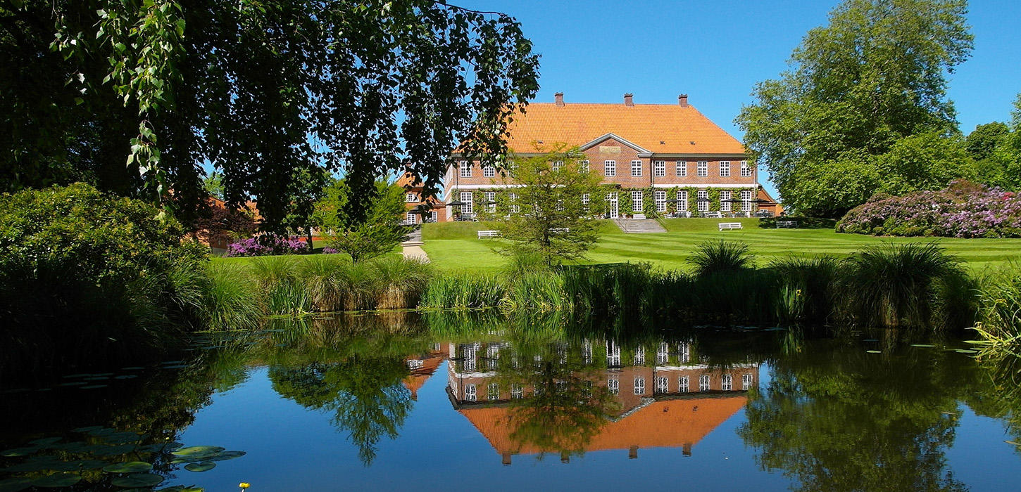 Hindsgavl Slot smukt beliggende på Hindsgavl Halvøen i Middelfart