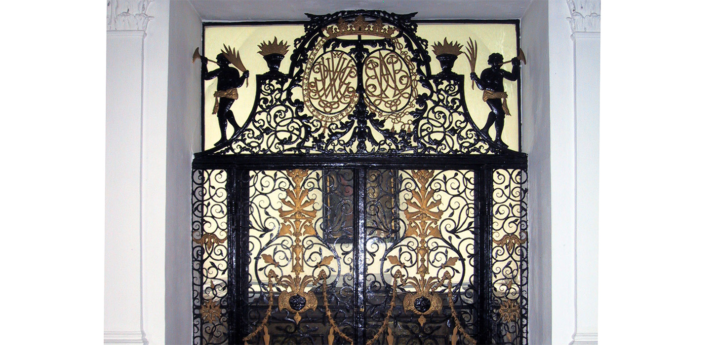 Den flotte låge ind til Husby Kirke - Ejby - Middelfart