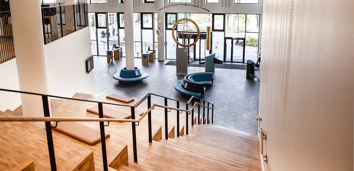 Middelfart Rådhus - Den flotte trappe midt i bygningen