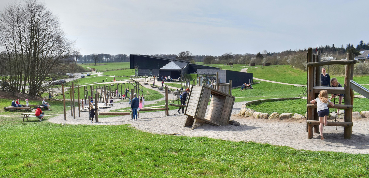 Her finder du f.eks en tarzanbane, bålplads og madpakkehus-Naturcenter Hindsgavl-Middelfart