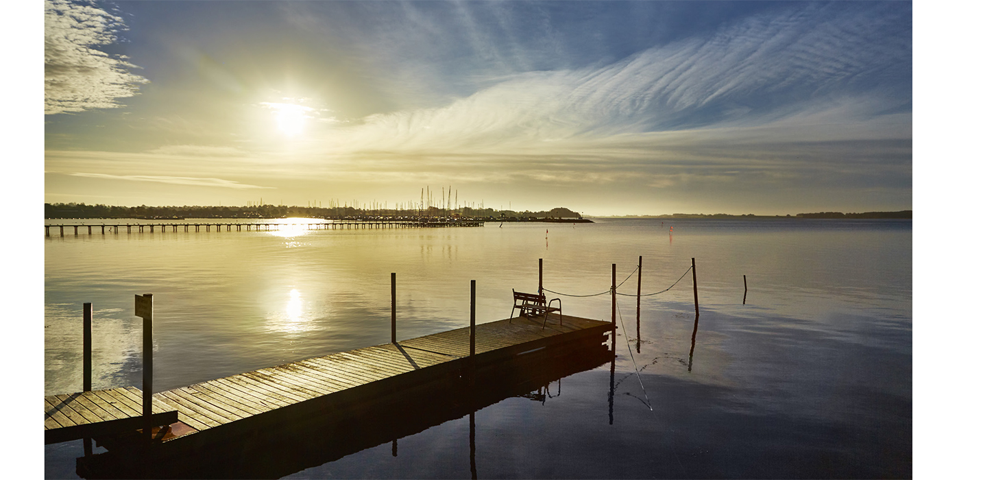 Smukt solopgang- badebroen foran Hotel Sixtus i Middelfart