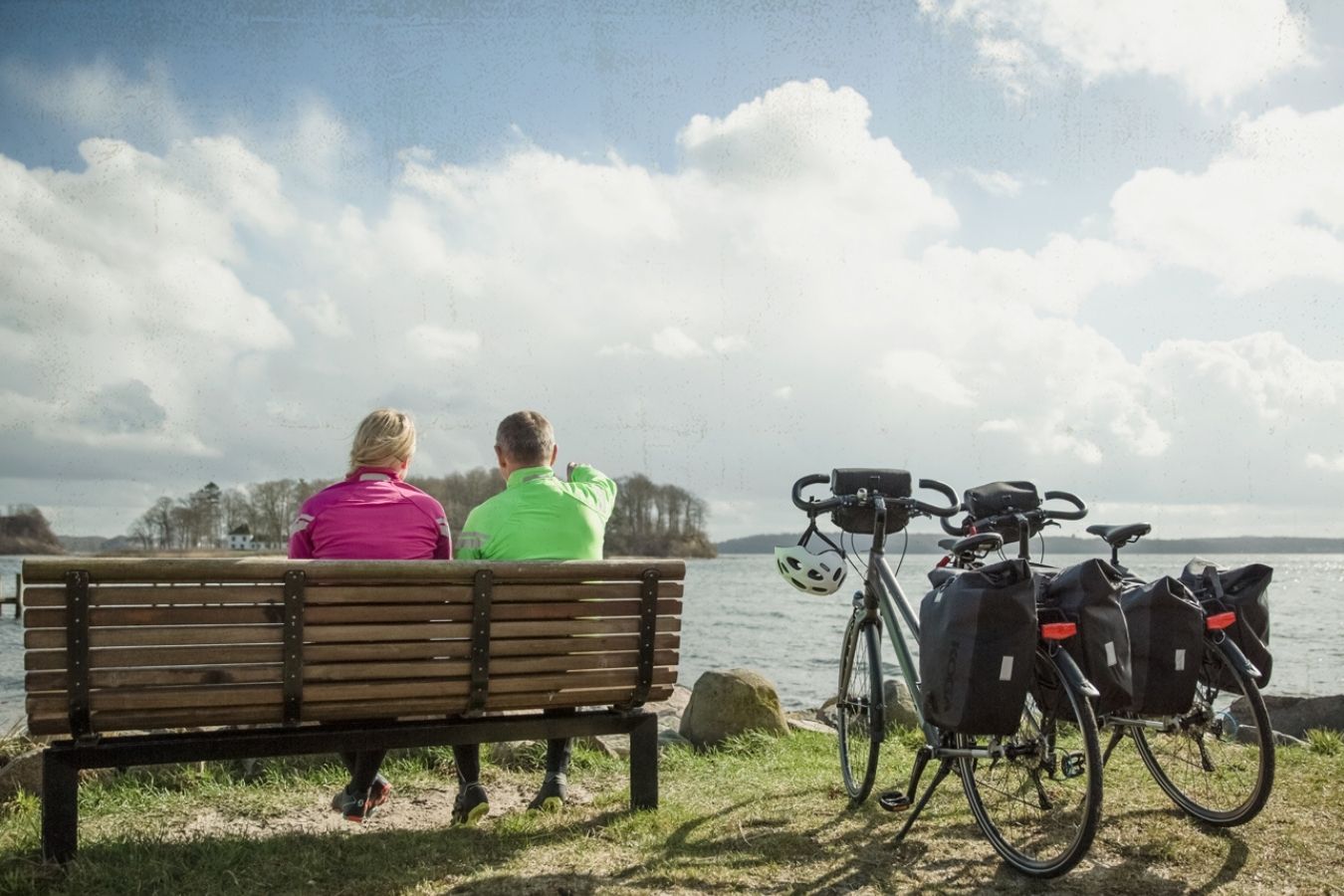 Cykelturister på bænk i Middelfart
