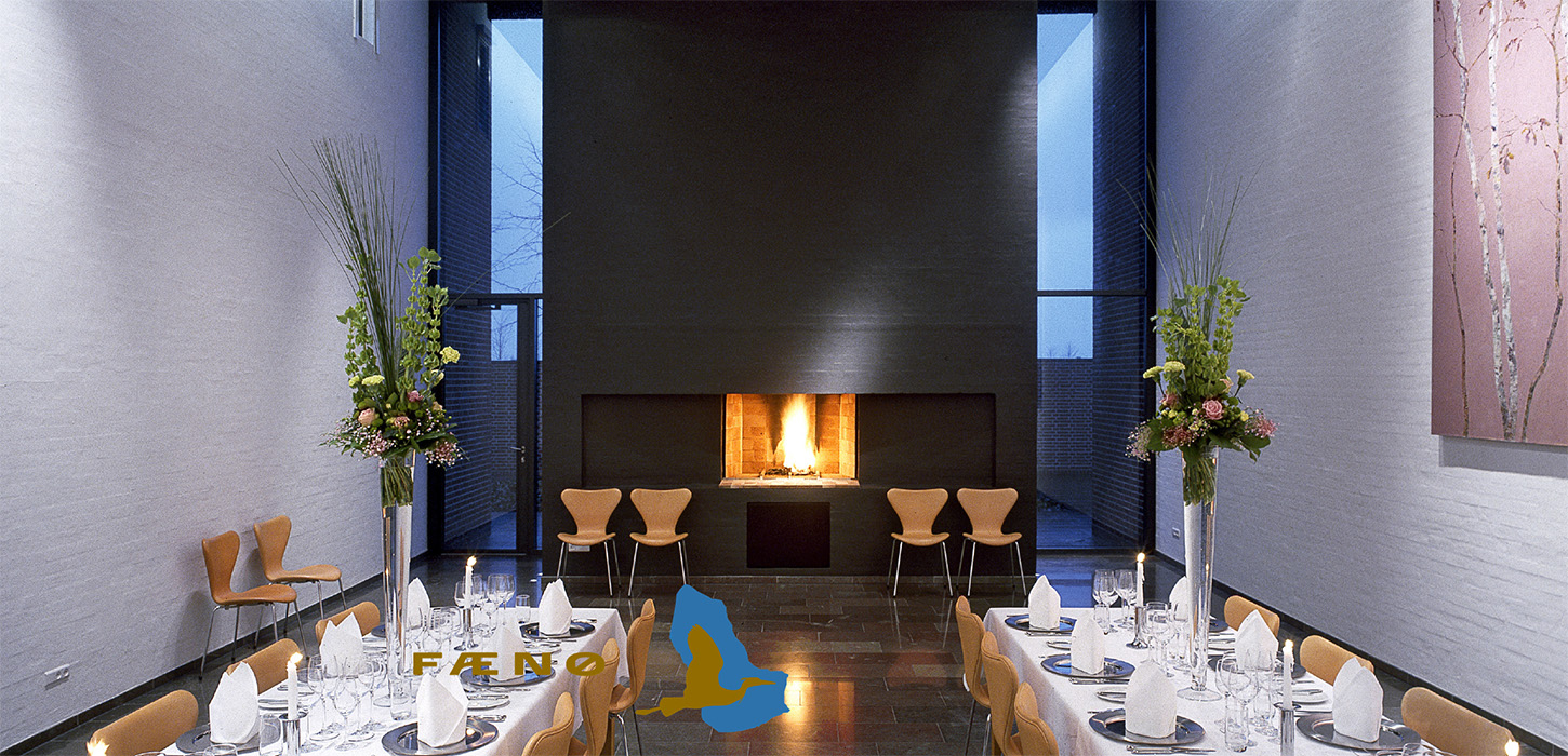 Fænø Gods Middelfart - en af de smukke sale, flot dækket op