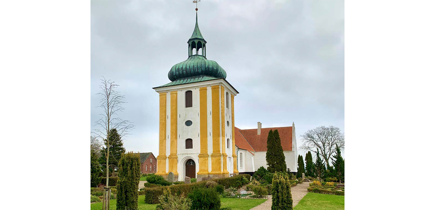 Husby Kirke med det karakteriske Tårn-Husby-Middelfart