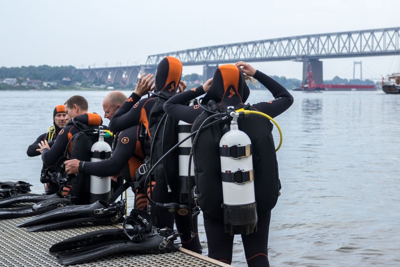 Dykkere på vej i vandet ved Den Gamle Lillebæltsbro