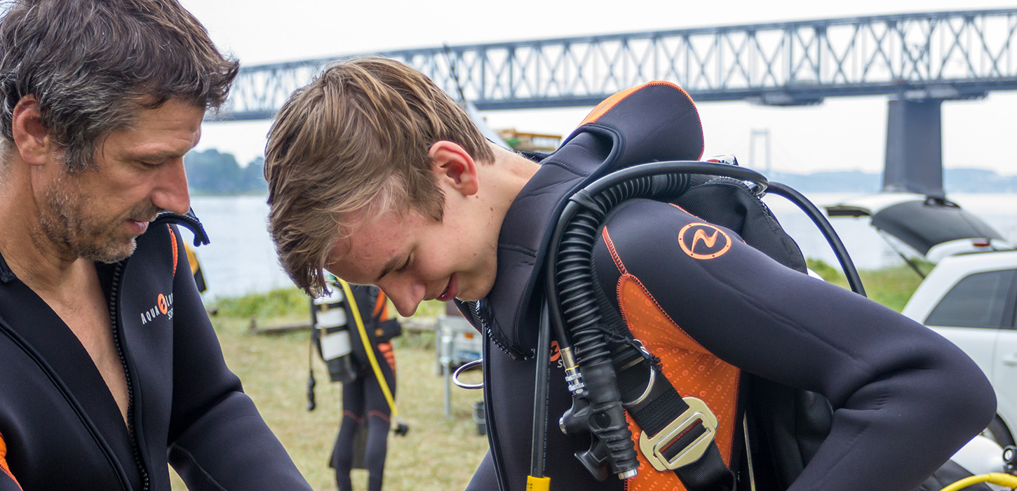 En dykker gør sig klar til dyk ved Middelfart