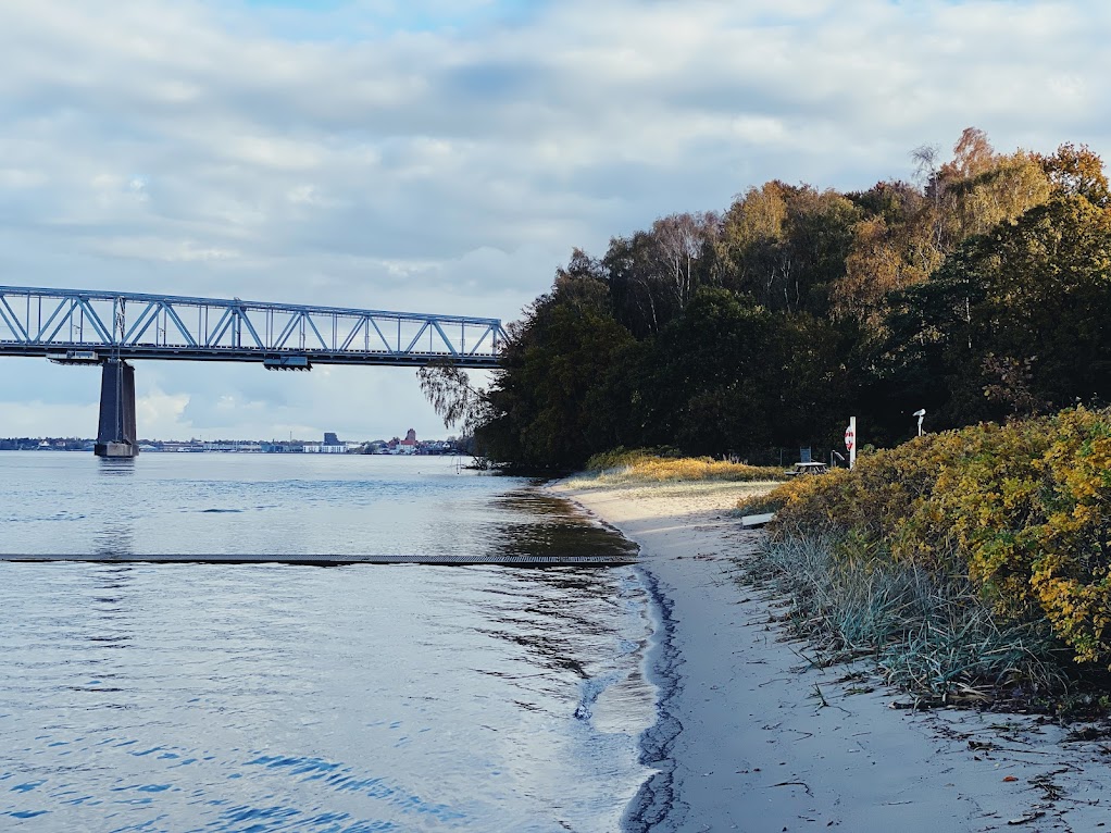 Den gamle bro set fra strandbredden på Hindsgavl 
