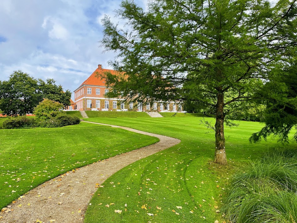 Hindsgavl Slotspark med slottet i baggrunden