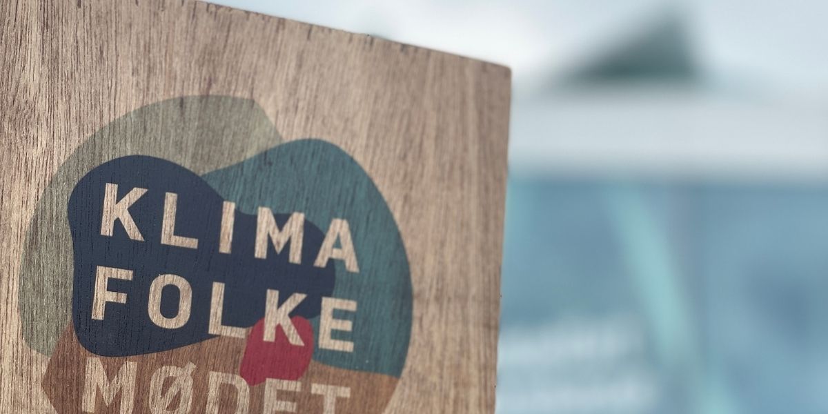 Skilt med Klimafolkemøde logo