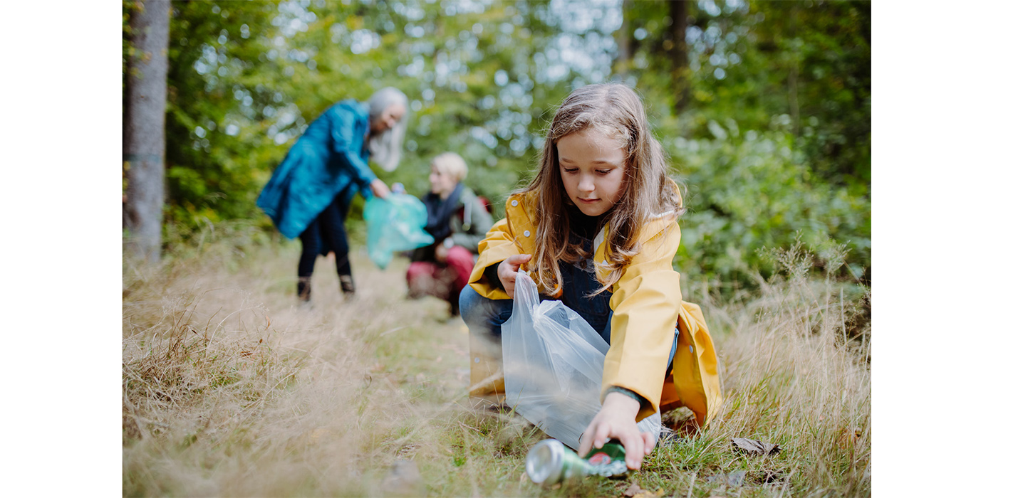 Pige samler affald med familie - Middelfart