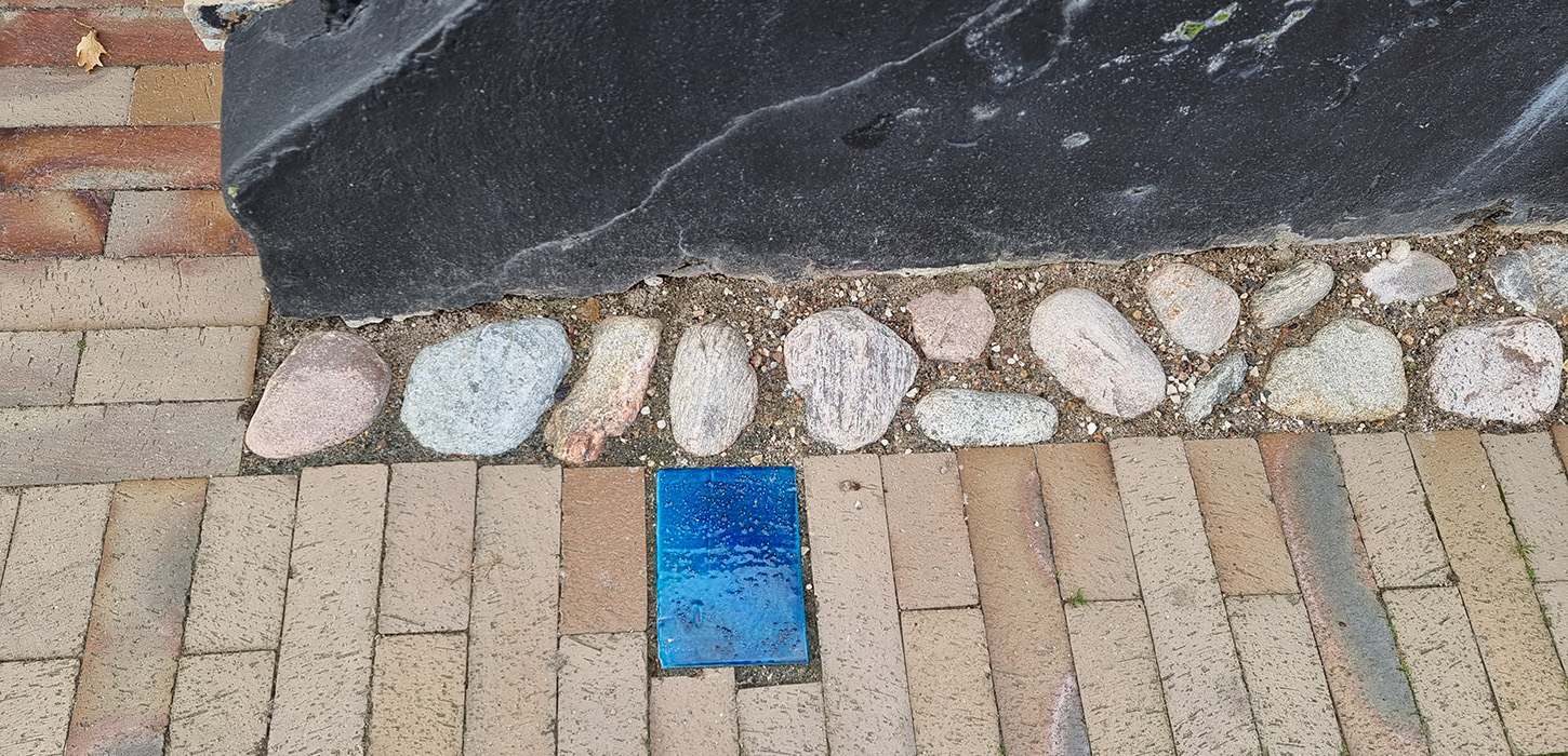 Følg de farvede sten rundt i byen