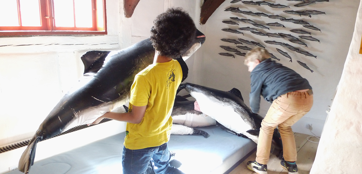 Leg med marsvinedukker på Henner Friisers hus i Middelfart