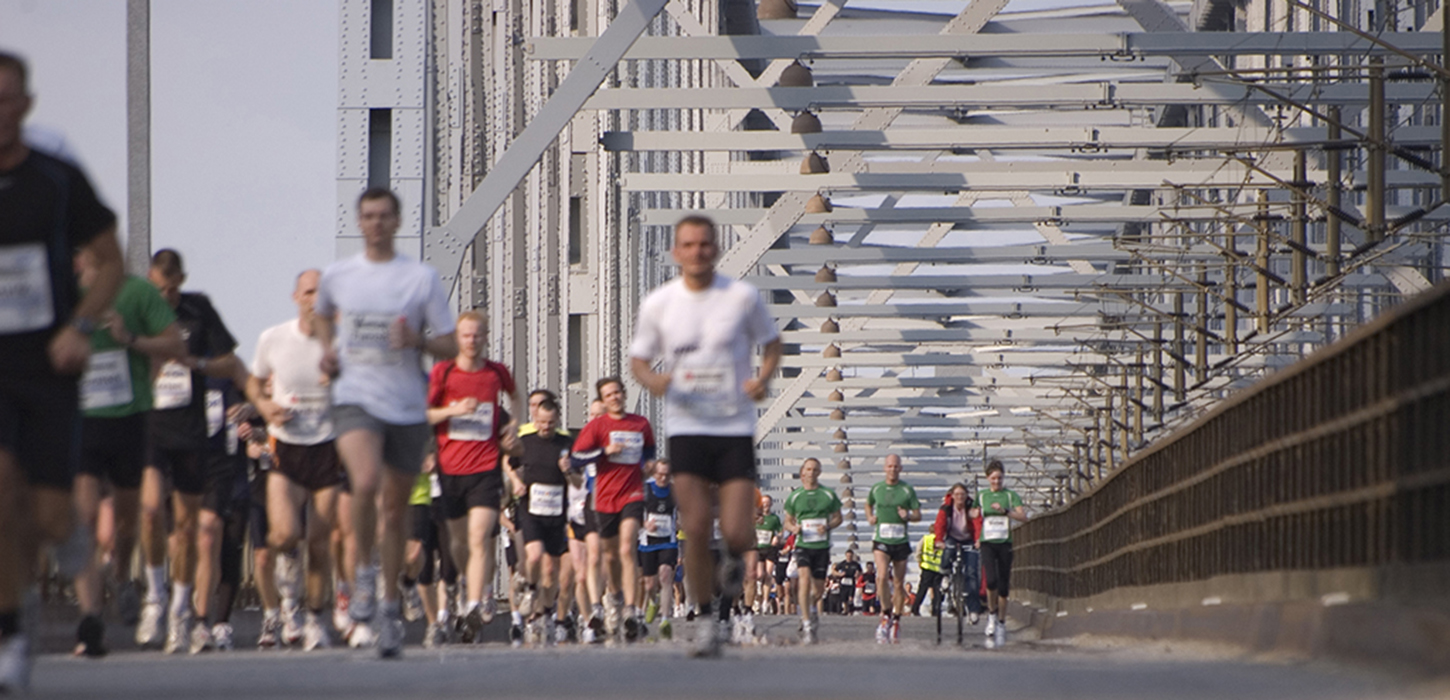 Lillebælt Halvmarathon på vej mod den gamle Lillebæltsbro - Middelfart