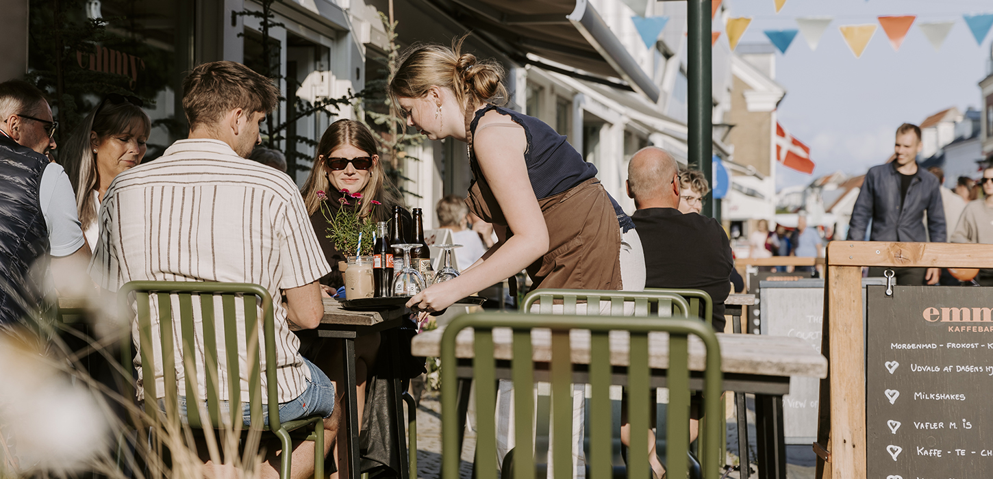 Tag en slapper på en af de mange caféer i Middelfart