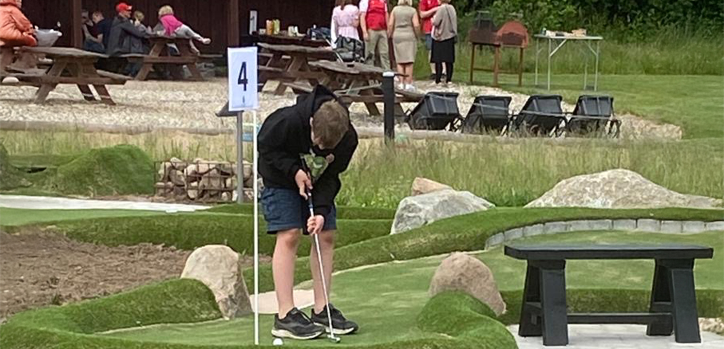 Minigolf i Middelfart_dreng på bane 4