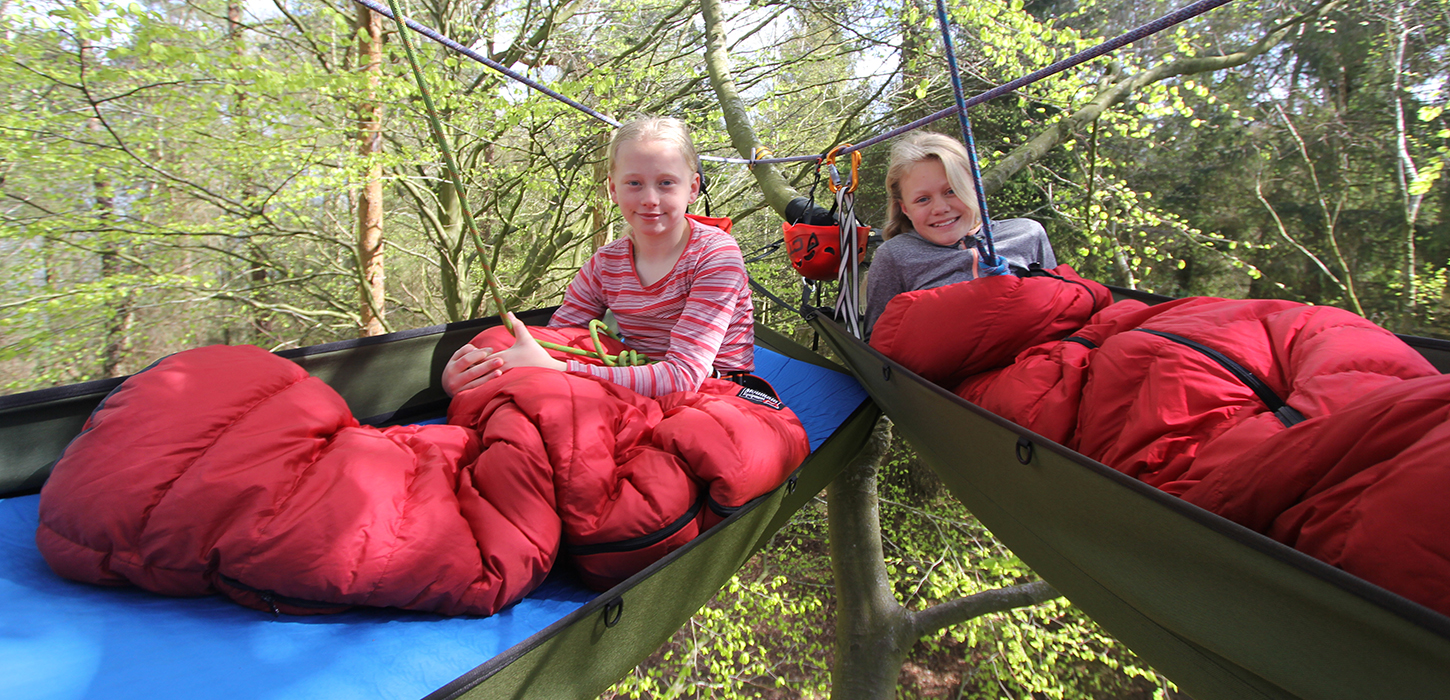 Piger højt til vejrs ved Søbadet i  Middelfart