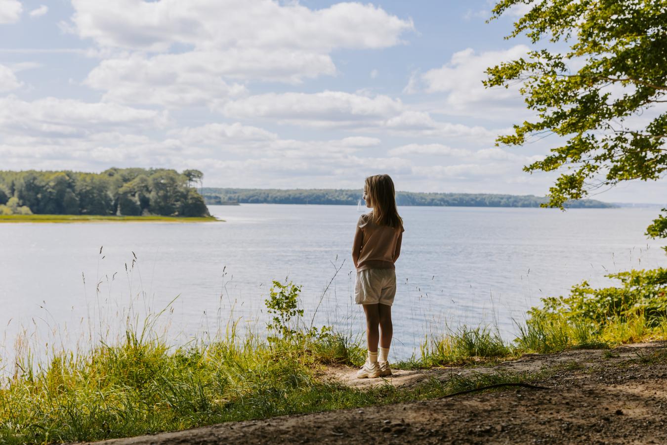 Pige kigger ud over Fænøsund i Mioddelfart