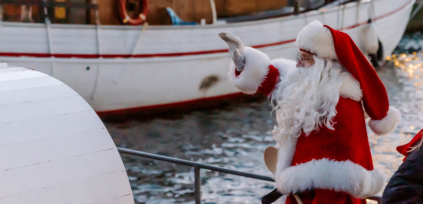 Julemanden kommer sejlende til Gl. Havn i Middelfart