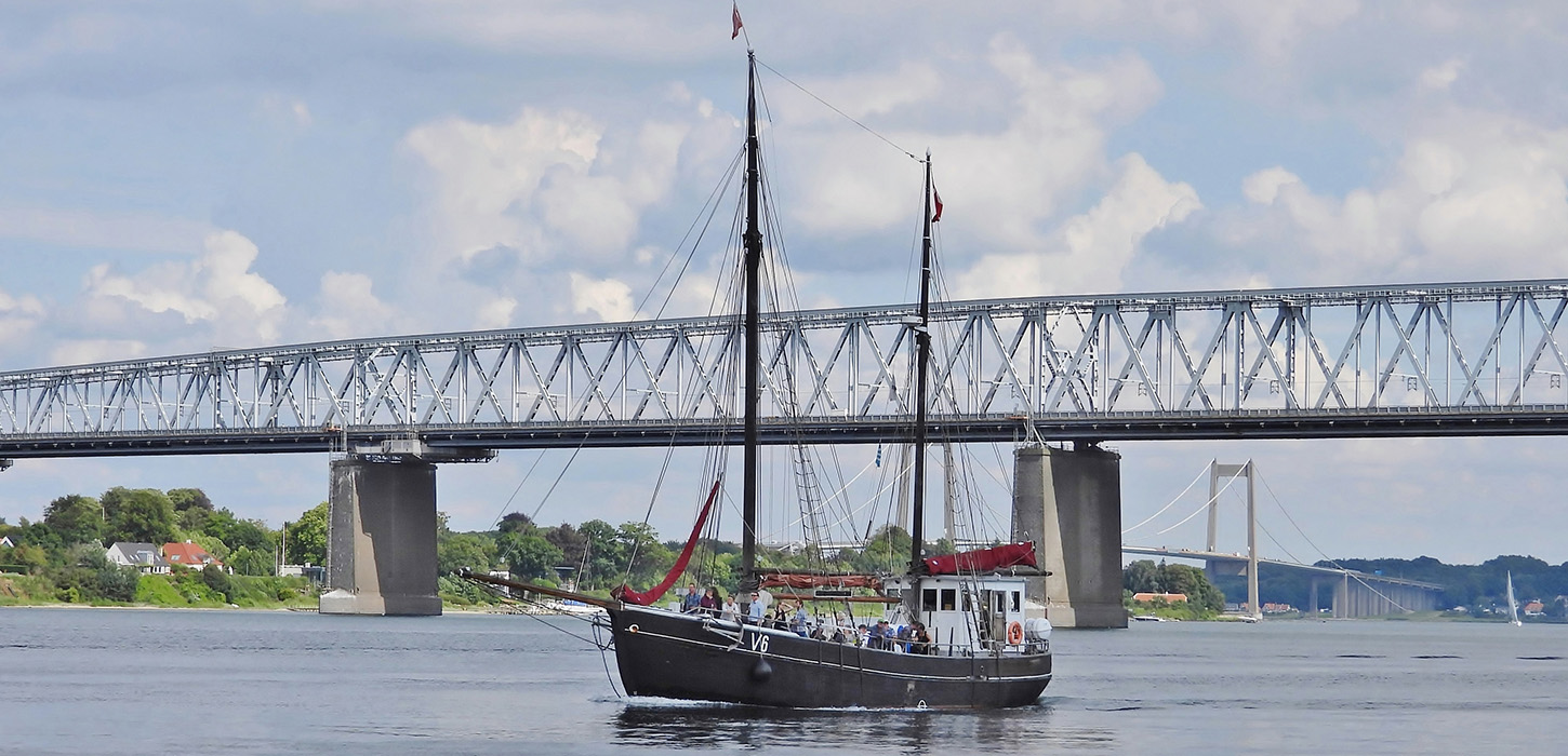 AVENTUA på vej under den Gl. Lillebæltsbro - Middelfart