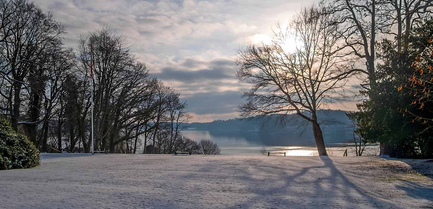 Fra Hindsgavl Slotspark er der en flot udsigt ud over FænøSund